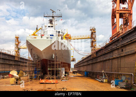 Grande nave - Vista posteriore con elica in riparazione. Foto Stock