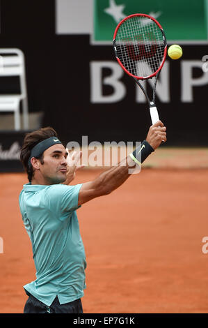 Roma, Italia. 14 Maggio, 2015. La BNL ATP Italiano Open Tennis. Roger Federer (SUI) in azione contro Kevin Anderson (RSA) Credito: Azione Sport Plus/Alamy Live News Foto Stock