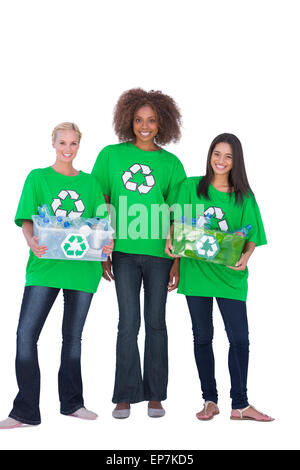 Tre attivisti enivromental con due scatole di contenimento di recyclables Foto Stock