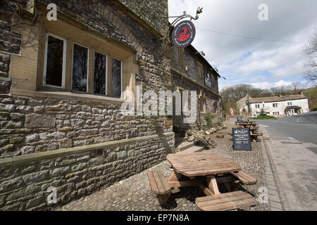 Villaggio di Malham, Yorkshire, Inghilterra. Molla di pittoresca vista di Malham's Buck Inn. Foto Stock