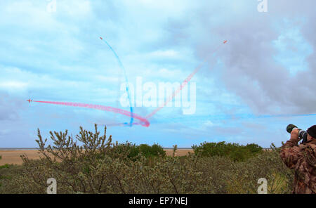 FRECCE ROSSE CHE VOLANO ATTRAVERSO LE PROVE DI FUMO COLORATE PIÙ VORTICOSE. Foto Stock