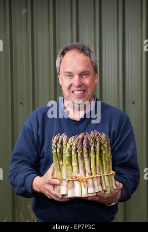 La terza generazione del ruscello famiglia di agricoltori locali che hanno aree livellato di dune, lavorato queste fattorie di sabbia sul Formby costa a far crescere gli asparagi, una prelibatezza locale che può ancora essere goduto in breve stagione tra i primi di maggio e il 21 giugno. Il National Trust ha recentemente eretto statue intagliate lungo il nuovo sentiero per contrassegnare la coltivazione tradizionale del raccolto in queste zone costiere suoli sabbiosi e con un clima favorevole riscaldata dal mare Foto Stock