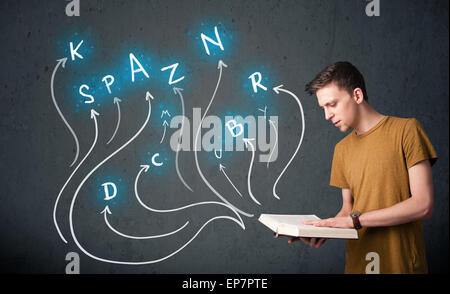 L'uomo la lettura di un libro mentre le scelte multiple sono prossimi al di fuori del libro Foto Stock