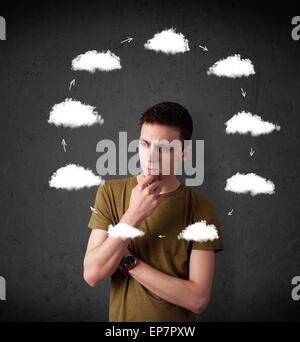 Giovane uomo di pensare con il cloud circolazione intorno alla sua testa Foto Stock