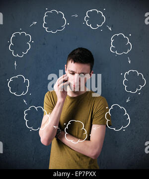 Giovane uomo di pensare con il cloud circolazione intorno alla sua testa Foto Stock