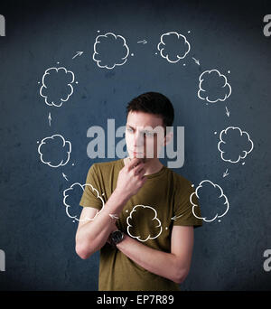 Giovane uomo di pensare con il cloud circolazione intorno alla sua testa Foto Stock