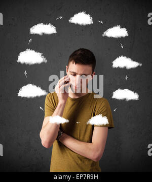 Giovane uomo di pensare con il cloud circolazione intorno alla sua testa Foto Stock