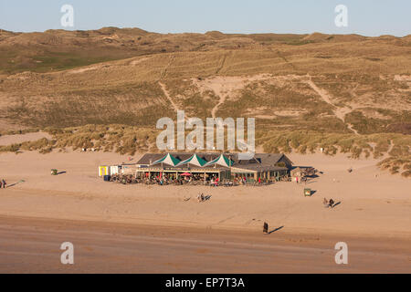 A 'La Watering Hole', U.K è solo bar sulla spiaggia. Perran Sands Beach a Perranporth, una popolare località / surf resort in Foto Stock