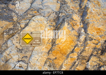 Segnaletica di pericolo su rocce Foto Stock