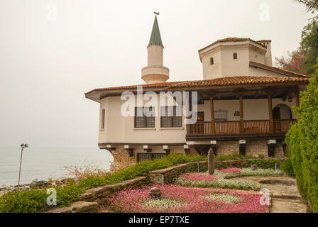 Misterioso nebbioso giorno presso la bulgara sul Mar Nero, a Balchik. Il rumeno di Maria Regina del castello. Foto Stock