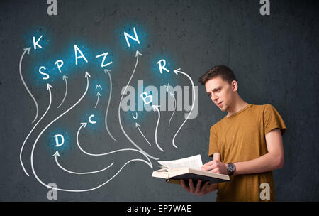 L'uomo la lettura di un libro mentre le scelte multiple sono prossimi al di fuori del libro Foto Stock
