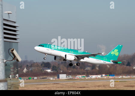 Aer Lingus Airbus A320 di decollo dall'aeroporto internazionale di Dusseldorf, Germania. Foto Stock