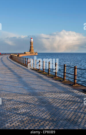 Roker Pier e il faro, Sunderland, Tyne and Wear. Foto Stock