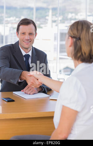 Imprenditore dando una stretta di mano a un processo ricorrente Foto Stock