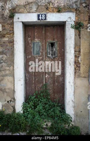 Vecchia porta di legno su una casa abbandonata in Lisbona Portogallo Foto Stock