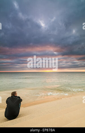 Blackpool, Lancashire, Regno Unito. 14 Maggio, 2015. Un arrabbiato guardando il cielo come il sole tramonta sul mare d'Irlanda Credito: gary telford/Alamy Live News Foto Stock
