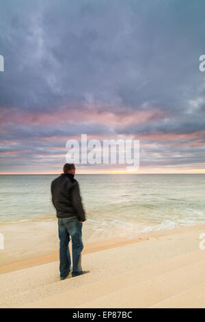 Blackpool, Lancashire, Regno Unito. 14 Maggio, 2015. Un arrabbiato guardando il cielo come il sole tramonta sul mare d'Irlanda Credito: gary telford/Alamy Live News Foto Stock