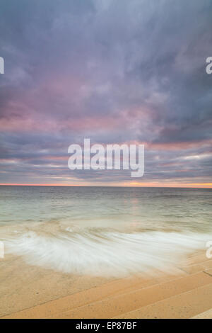 Blackpool, Lancashire, Regno Unito. 14 Maggio, 2015. Un arrabbiato guardando il cielo come il sole tramonta sul mare d'Irlanda Credito: gary telford/Alamy Live News Foto Stock