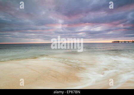 Blackpool, Lancashire, Regno Unito. 14 Maggio, 2015. Un arrabbiato guardando il cielo come il sole tramonta sul mare d'Irlanda Credito: gary telford/Alamy Live News Foto Stock