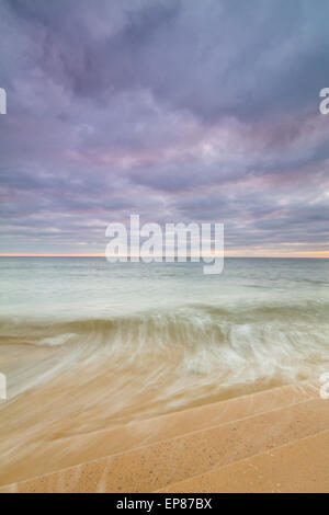 Blackpool, Lancashire, Regno Unito. 14 Maggio, 2015. Un arrabbiato guardando il cielo come il sole tramonta sul mare d'Irlanda Credito: gary telford/Alamy Live News Foto Stock