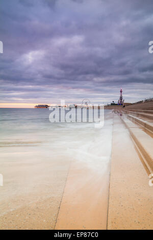 Blackpool, Lancashire, Regno Unito. 14 Maggio, 2015. Un arrabbiato guardando il cielo come il sole tramonta sul mare d'Irlanda Credito: gary telford/Alamy Live News Foto Stock