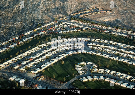 Una veduta aerea mostra il sorgere del sole su un Palm Desert housing development in Valle di Coachella nel sud della California, Stati Uniti d'America. Questa crescente pensione Paradiso a est di Los Angeles comprende il raffinato europee di Rancho Mirage e La Quinta, così come il famoso resort nel deserto città di Palm Springs. Come uno dei settori a più alta crescita Riverside County, Valle di Coachella è progettato per avere una popolazione che supera 600.000 residenti entro il 2020. Foto Stock