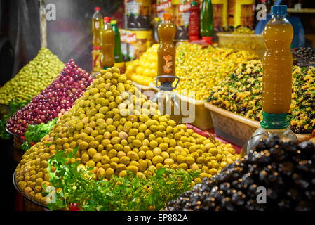 Olive per la vendita nel souk. Marrakech. Il Marocco Foto Stock
