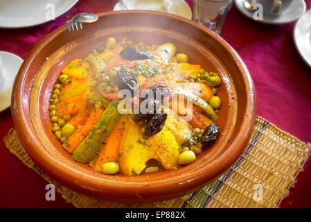 Tradizionale marocchino,,di cottura, tajine, pot, una pentola di creta  contenenti spesso lento-cotti stufati alla bancarella di strada nel souk di  Marrakech, Marocco, Africa Foto stock - Alamy