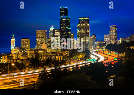 Vista notturna di I-5 e la skyline di Seattle dal Jose Rizal Bridge, a Seattle, Washington. Foto Stock