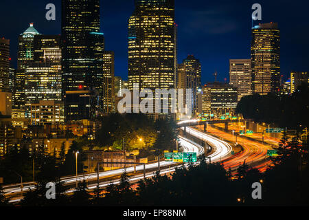 Vista notturna di I-5 e la skyline di Seattle dal Jose Rizal Bridge, a Seattle, Washington. Foto Stock