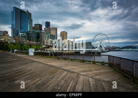 Vista di edifici nel centro cittadino di Seattle da piloni 62 e 63, sul lungomare, a Seattle, Washington. Foto Stock