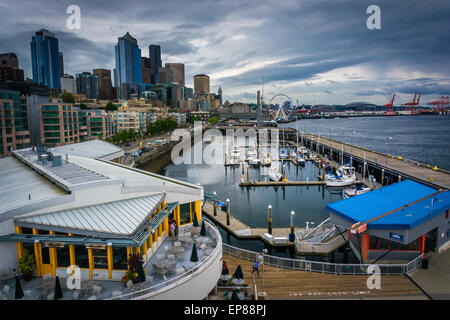 Vista del mare dal Bell Street Pier, a Seattle, Washington. Foto Stock