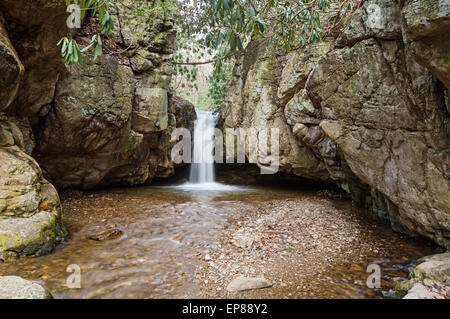Lunga esposizione della cascata in Stoney Creek a buco blu nel Tennessee con acqua di seta Foto Stock