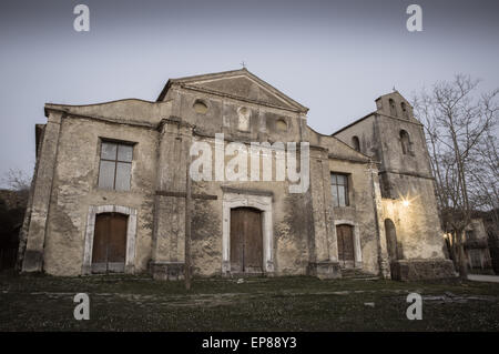 Roscigno è molto piccolo e pittoresco villaggio abbandonato in provincia di Salerno in Italia Foto Stock