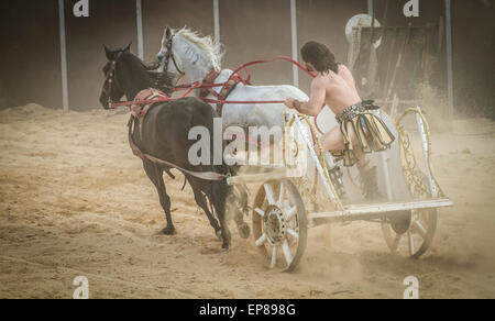 Giochi di troni, carro gara in un circo romano, gladiatori e schiavi combattimenti Foto Stock