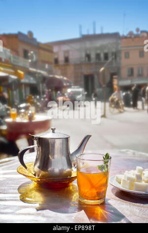 Tradizionale tè alla menta. Il Marocco Foto Stock