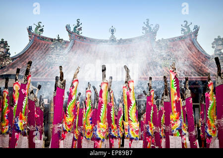 La masterizzazione Joss stick al Tempio cinese Foto Stock