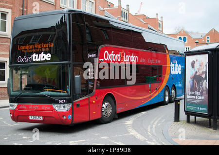 Un Van Hool Astromega TD927, il tubo di Oxford coach lasciando Gloucester Green Station in Oxford a Londra Victoria Foto Stock