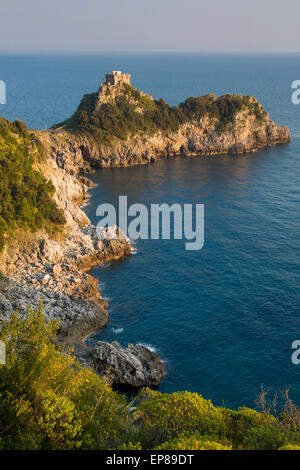 Torre del Capo Conca o Torre Saracena o Torre Bianca - una torre di avvistamento cinquecentesca lungo la Costiera Amalfitana in prossimità di Praiano, Campania, Foto Stock