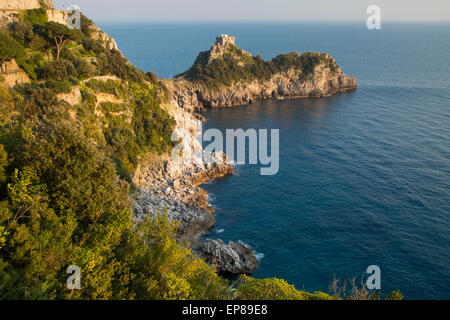 Torre del Capo Conca o Torre Saracena o Torre Bianca - una torre di avvistamento cinquecentesca lungo la Costiera Amalfitana in prossimità di Praiano, Campania, Foto Stock