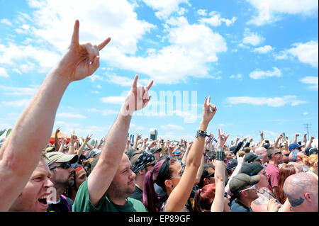 Il 2015 Monster Energy Carolina Rebellion Music Festival, la folla di tifosi tenendo premuto fino in metallo pesante segno a mano. Foto Stock