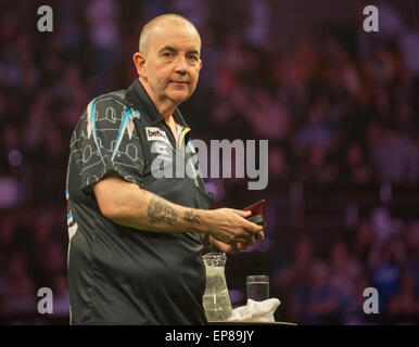 Brighton, Regno Unito. 14 Maggio, 2015. Betway Premier League Freccette. Giornata 15. Phil Taylor [ita] durante il suo gioco con James Wade [ita] Credito: Azione Sport Plus/Alamy Live News Foto Stock