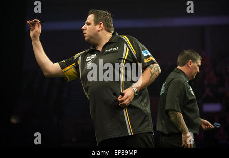 Brighton, Regno Unito. 14 Maggio, 2015. Betway Premier League Freccette. Giornata 15. Adrian Lewis [ita] in azione durante il suo gioco con Gary Anderson [SCO]. Credito: Azione Sport Plus/Alamy Live News Foto Stock