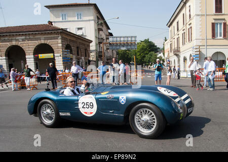 Brescia, Italia. 14 Maggio, 2015. I concorrenti in Piazza Vittoria per l'inizio del classico italiano di corsa su strada la Mille Miglia da Brescia a Roma e di nuovo indietro la copertura 1000 miglia. 14.05.2015 Credito: theodore liasi/Alamy Live News Foto Stock