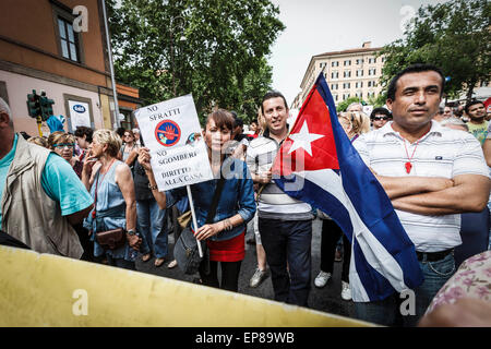 Roma, Italia. 14 Maggio, 2015. I dimostranti si riuniscono per prendere parte a una manifestazione di protesta per chiedere la fine di sfratti, affitti più equo e più alloggi a Roma. © Giuseppe Ciccia/Pacific Press/Alamy Live News Foto Stock