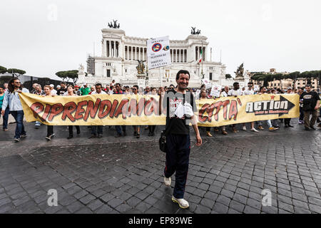 Roma, Italia. 14 Maggio, 2015. I dimostranti si riuniscono per prendere parte a una manifestazione di protesta per chiedere la fine di sfratti, affitti più equo e più alloggi a Roma. © Giuseppe Ciccia/Pacific Press/Alamy Live News Foto Stock