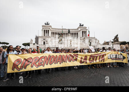 Roma, Italia. 14 Maggio, 2015. I dimostranti si riuniscono per prendere parte a una manifestazione di protesta per chiedere la fine di sfratti, affitti più equo e più alloggi a Roma. © Giuseppe Ciccia/Pacific Press/Alamy Live News Foto Stock