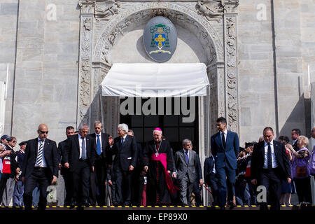 Torino, Italia. 14 Maggio, 2015. Il Presidente della Repubblica Italiana Sergio Mattarella (centro), accompagnata dal sindaco Piero Fassino e l'Arcivescovo Monsignor Cesare Nosiglia, ha visitato privatamente il Duomo per la Ostensione della Sindone. © Elena Aquila/Pacific Press/Alamy Live News Foto Stock