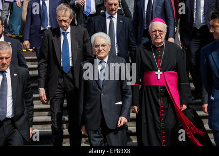 Torino, Italia. 14 Maggio, 2015. Il Presidente della Repubblica Italiana Sergio Mattarella (centro ), accompagnata dal sindaco Piero Fassino (sinistra) e l'Arcivescovo Monsignor Cesare Nosiglia (a destra), ha visitato privatamente il Duomo per la Ostensione della Sindone. © Elena Aquila/Pacific Press/Alamy Live News Foto Stock