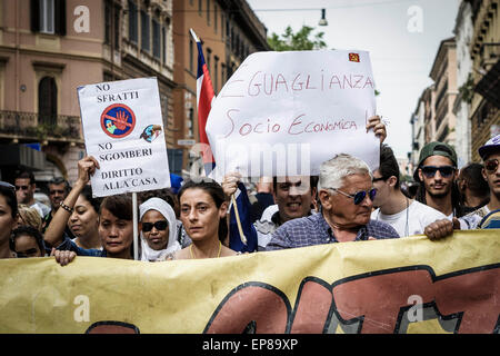 Roma, Italia. 14 Maggio, 2015. I dimostranti si riuniscono per prendere parte a una manifestazione di protesta per chiedere la fine di sfratti, affitti più equo e più alloggi a Roma. © Giuseppe Ciccia/Pacific Press/Alamy Live News Foto Stock